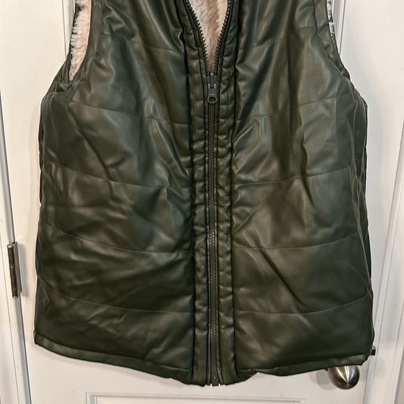 Tuckernuck Reversible Green Faux Leather and Sherpa Vest Size Medium - Picture 11 of 14